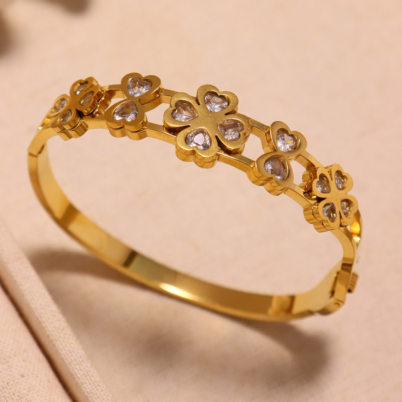 5A Zirconia Clover & Heart Bracelet - Luxury Floral Bangle